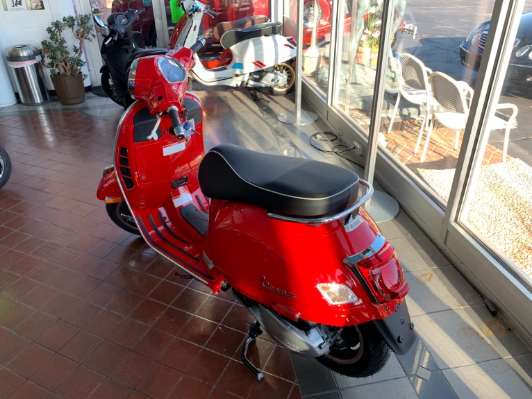 Vespa GTS 赤 スクーター Amazon.com: Vespa GTS 300 Super Die Cast Replica Model (Color May