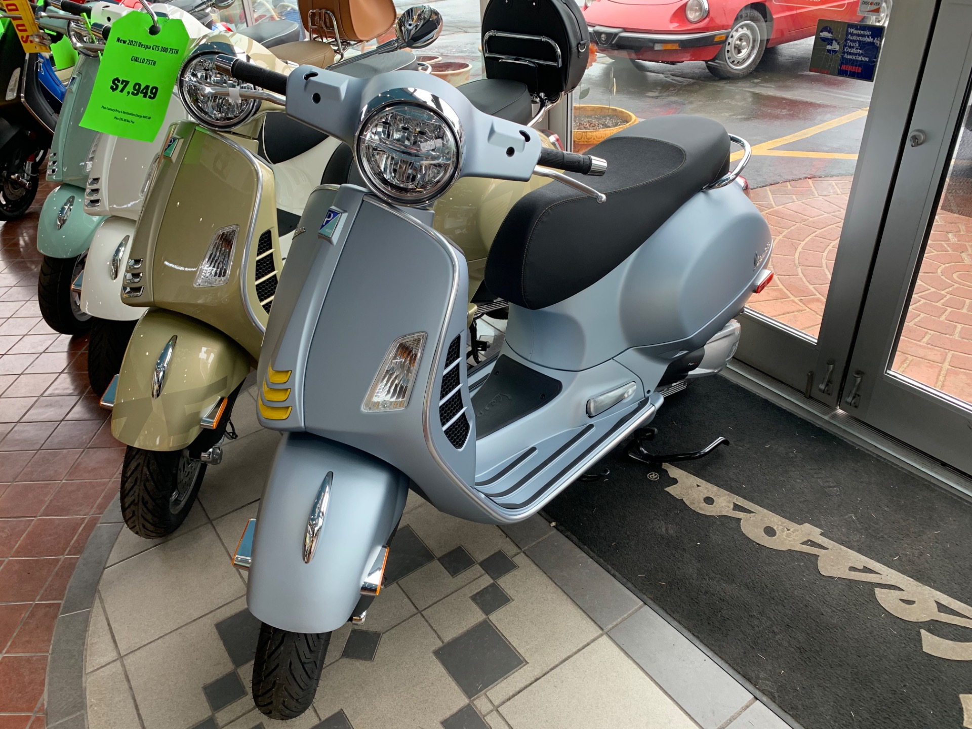 Vespa GTS 300 HPE Supertech - Scooter Central