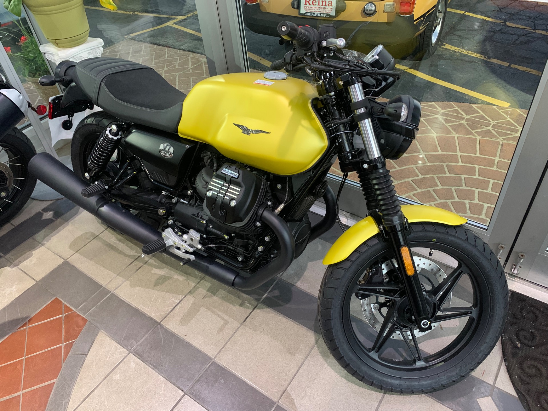 Moto guzzi v7 shop yellow